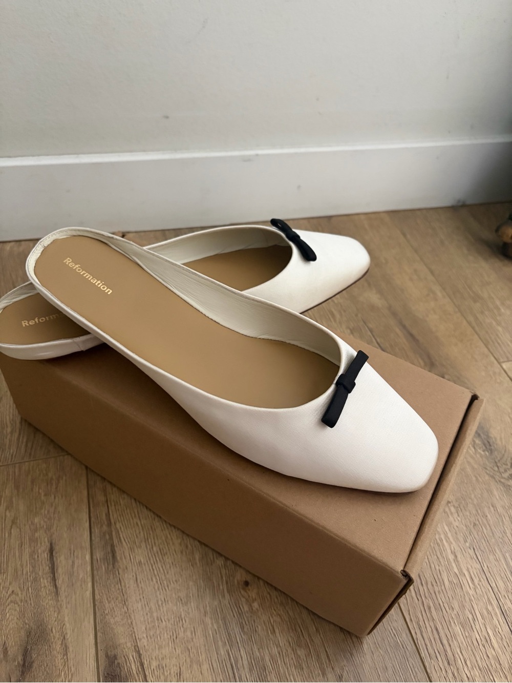 Reformation Yoanna Bow Flat Mules